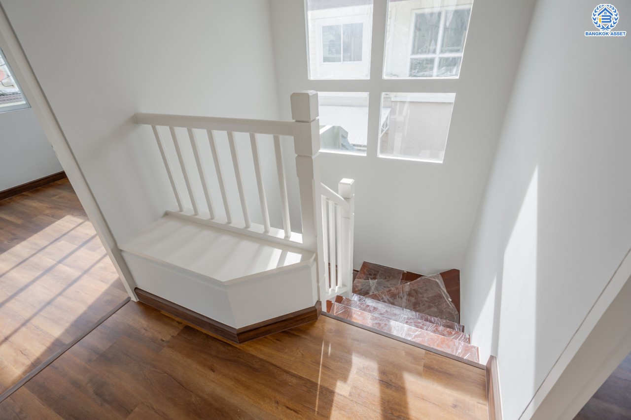 บ้านมือสองตกแต่งใหม่ แบรนด์ LH ม.ชัยพฤกษ์ เพชรเกษม81 พร้อมรองรับทุกความสุข บนเนื้อที่ 50.3 ตร.ว. ฟังก์ชัน 3 ห้องนอน 2 ห้องน้ำ 2 ที่จอด บนทำเลใกล้ The Mall บางแค รถไฟฟ้า "สถานีหลักสอง" ทางด่วน "พระราม2" และเชื่อมสู่ ถ.พุทธมณฑลสาย4 เพียง 5 นาที*